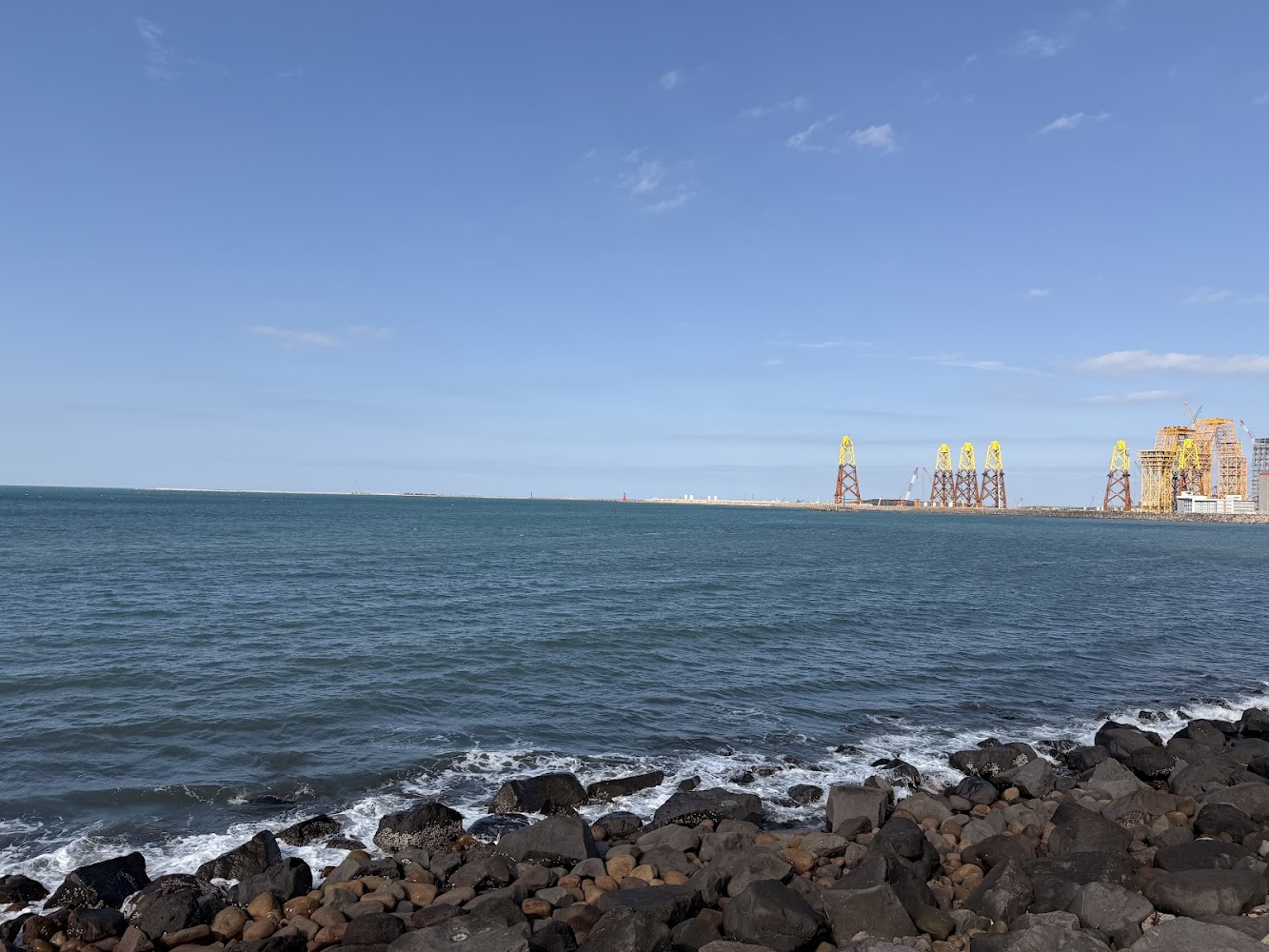 南灣頭濱海步道海岸與港區遠景
