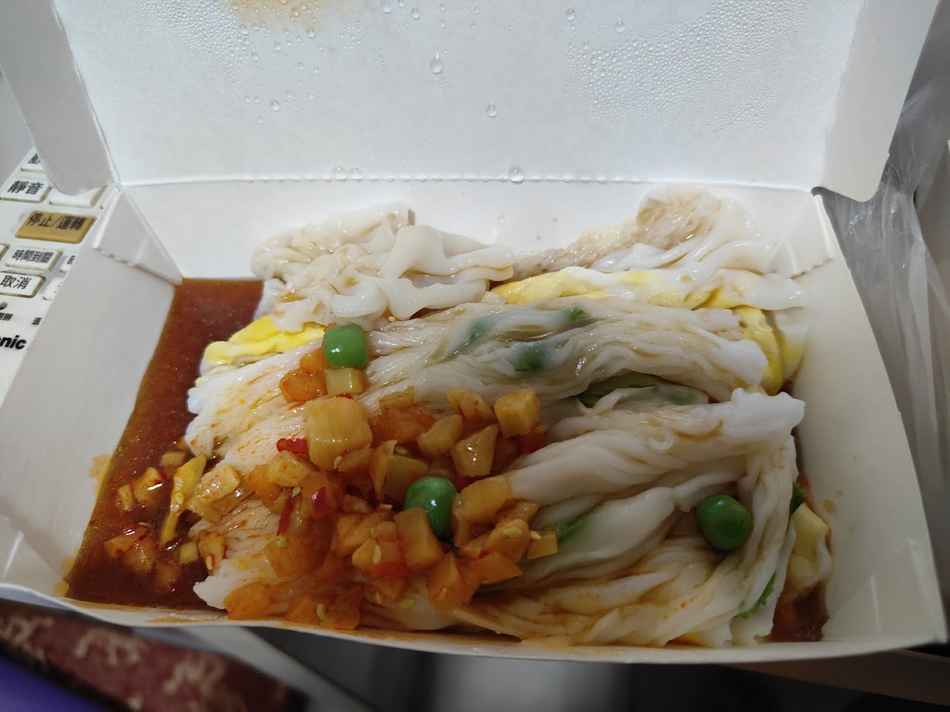 港式腸粉表面淋上醬汁與配料