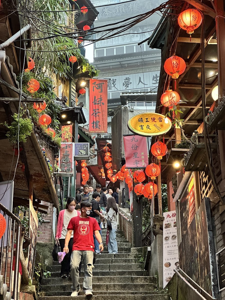 九份老街豎崎路石階仰望，紅燈籠高掛、阿妹茶樓招牌在望
