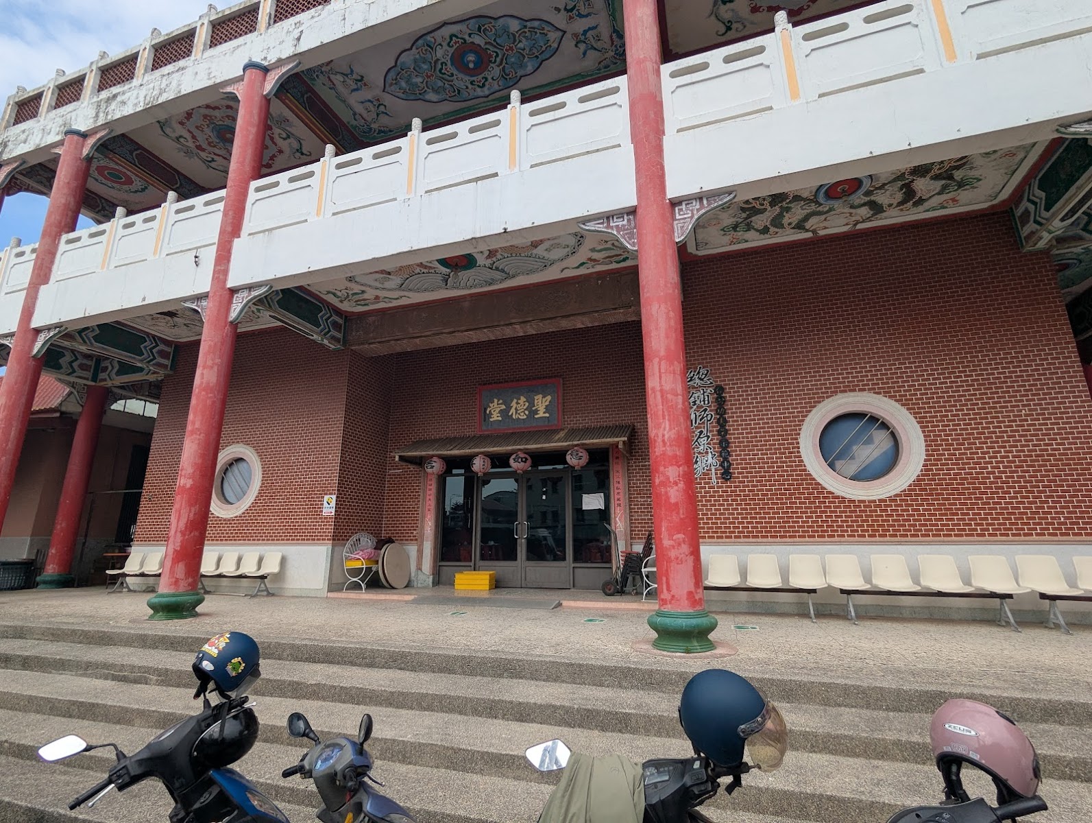 聖德堂雙層紅柱廊道，藻井彩繪