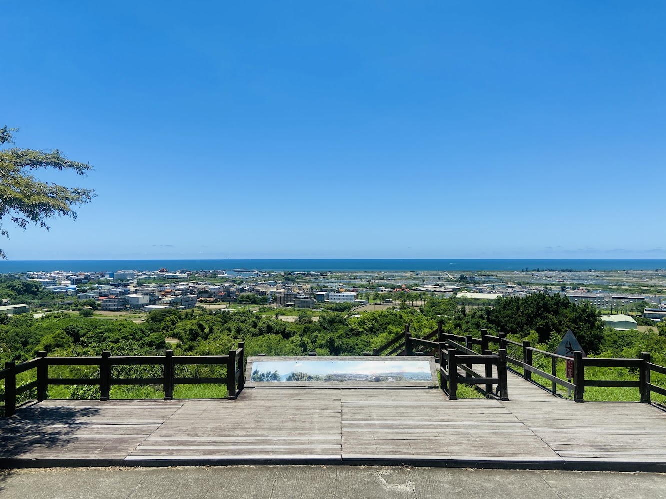 漯底山自然公園觀景平台遠眺市區與海岸線