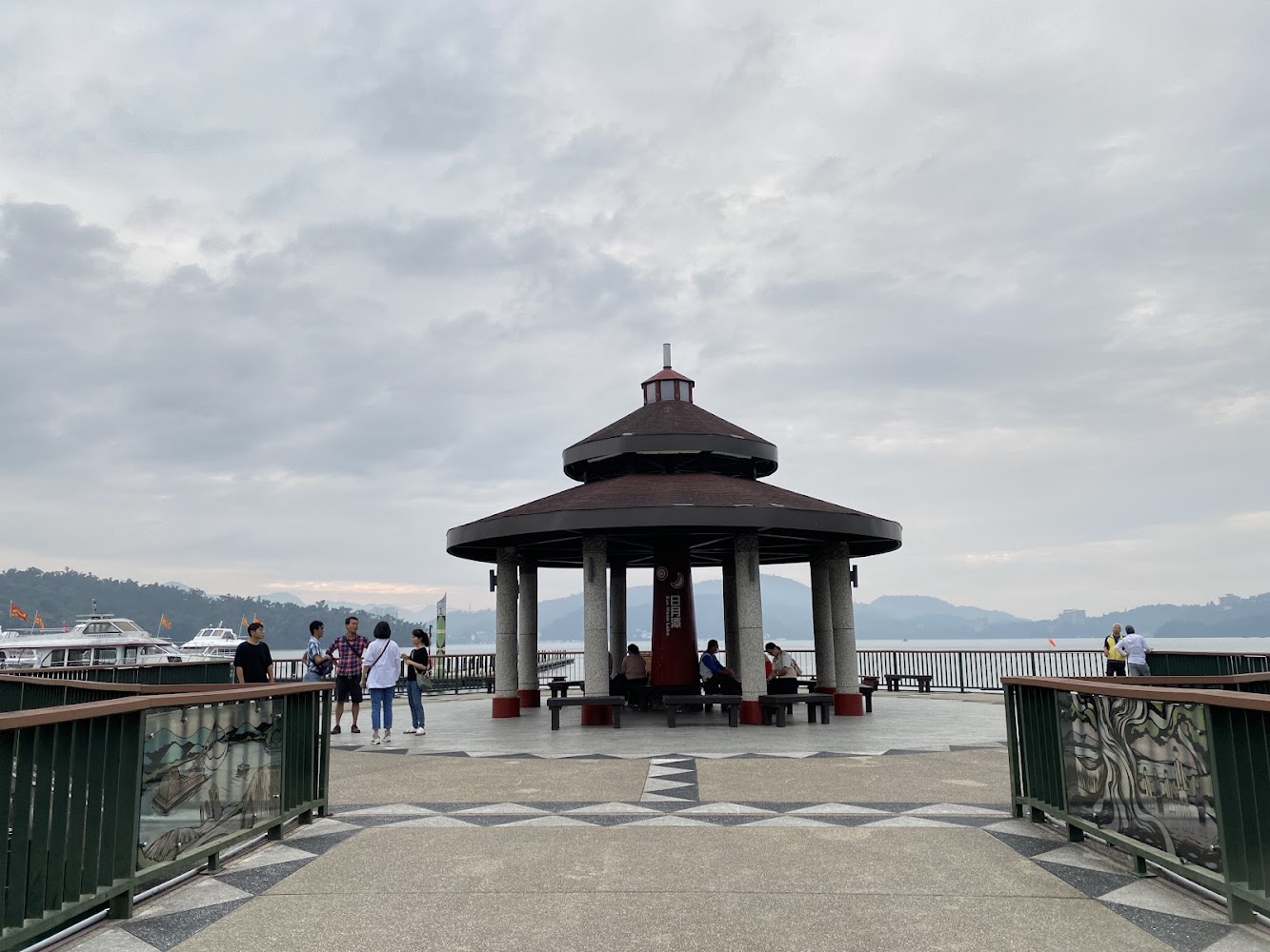 湖邊涼亭與船隻停泊景象