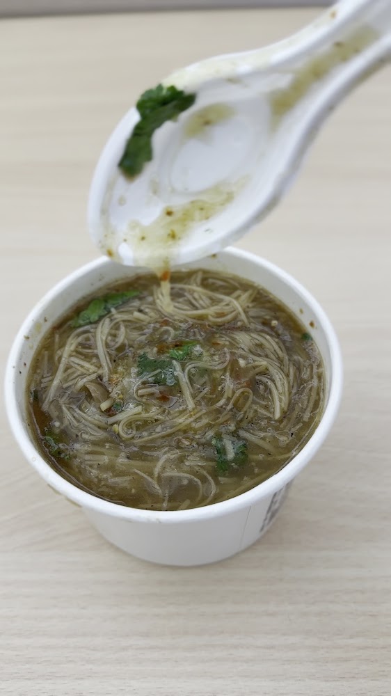 白色紙碗裝的蚵仔麵線灑上香菜