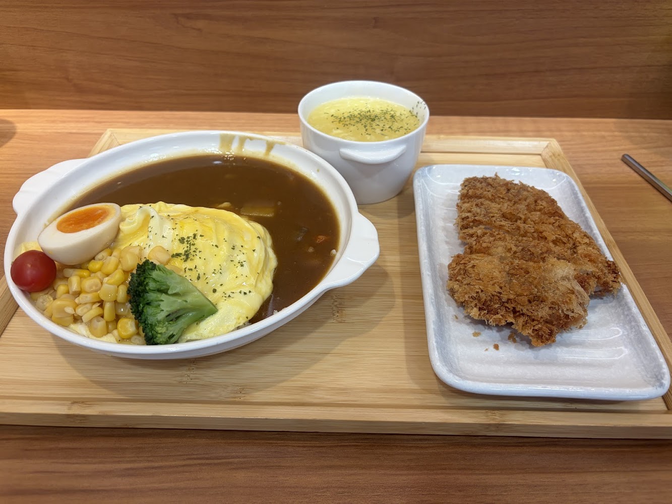 咖禾咖哩日式咖哩蛋包飯與炸豬排