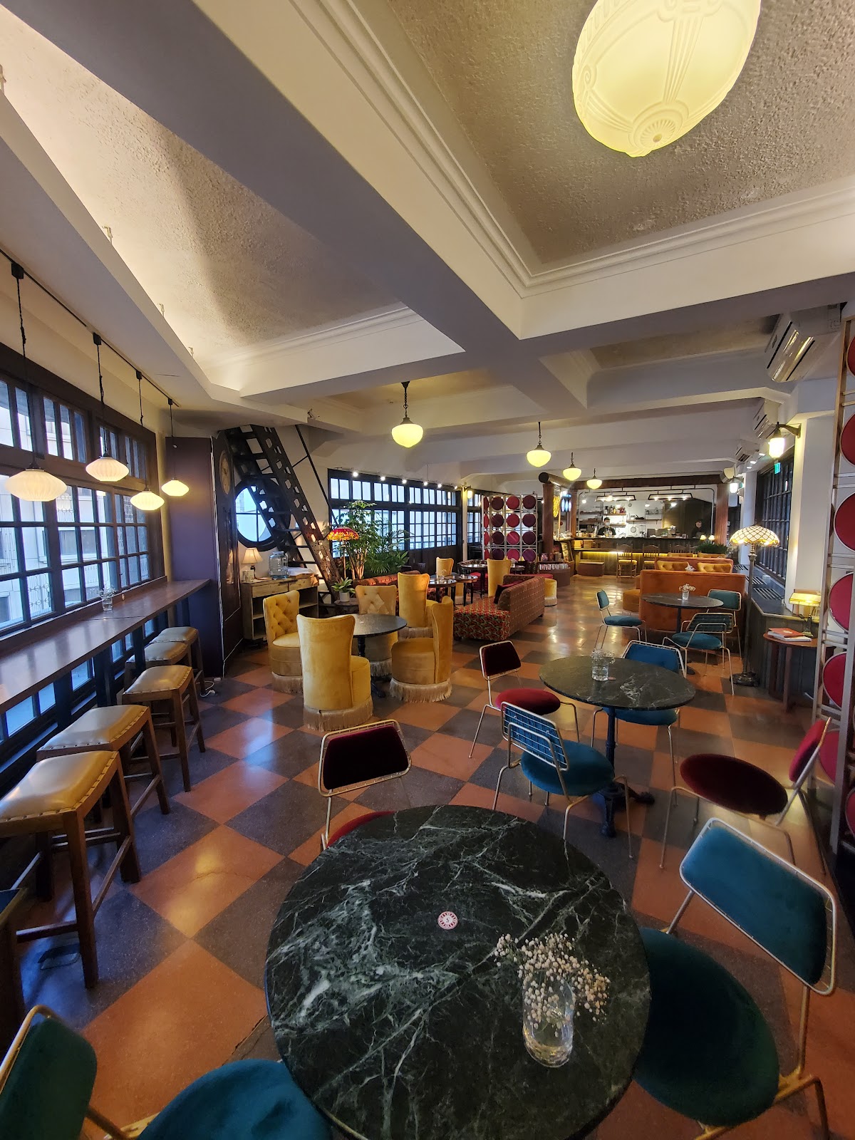 台南林百貨頂樓餐廳室內，昭和風棋盤格地板與圓形球形吊燈