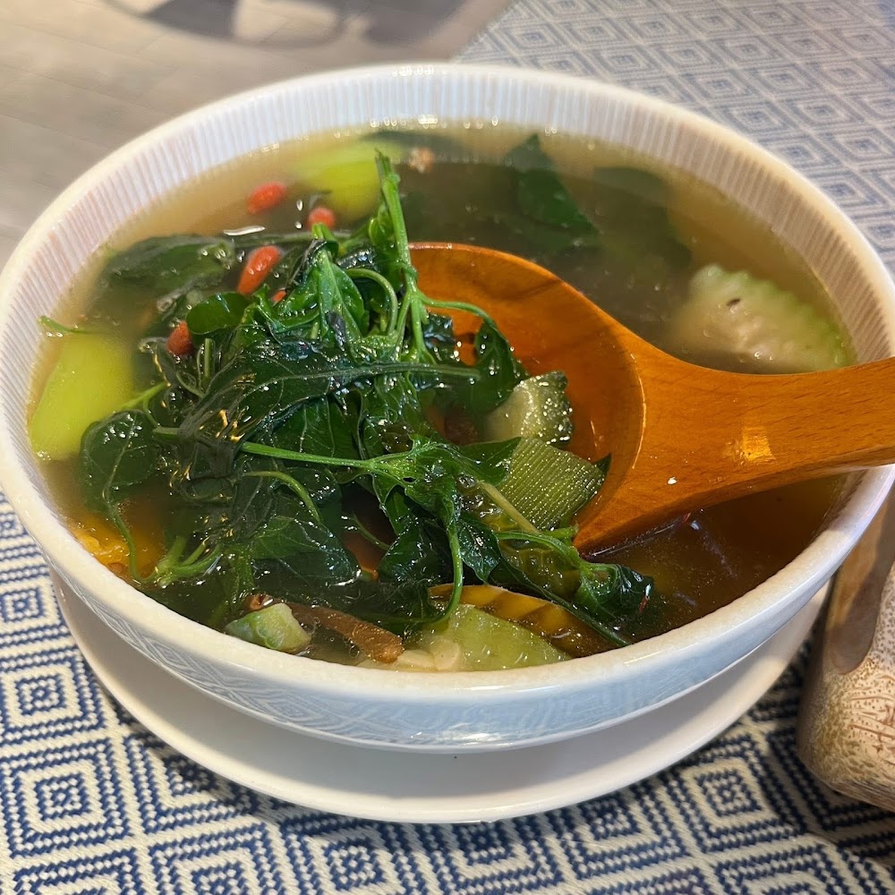 一碗加了嫩葉蔬菜與枸杞的青菜湯看起來清爽養生