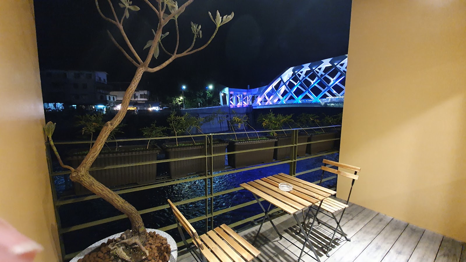 烏來水岸溫泉房間露台夜景，遠方烏來吊橋藍色燈光