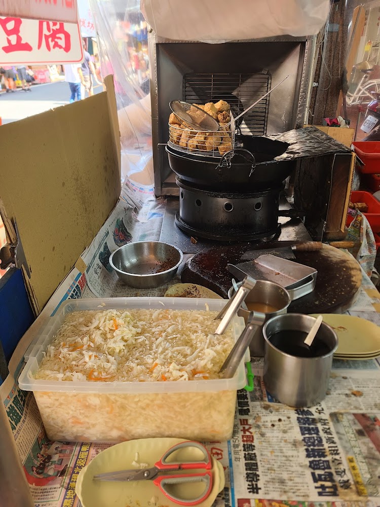 臭豆腐攤位與泡菜醬料配置