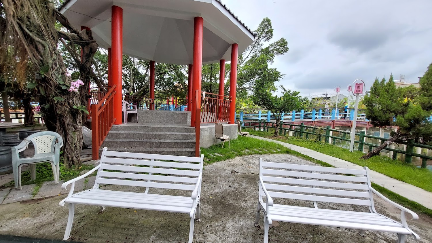 中林湖公園涼亭與白色長椅
