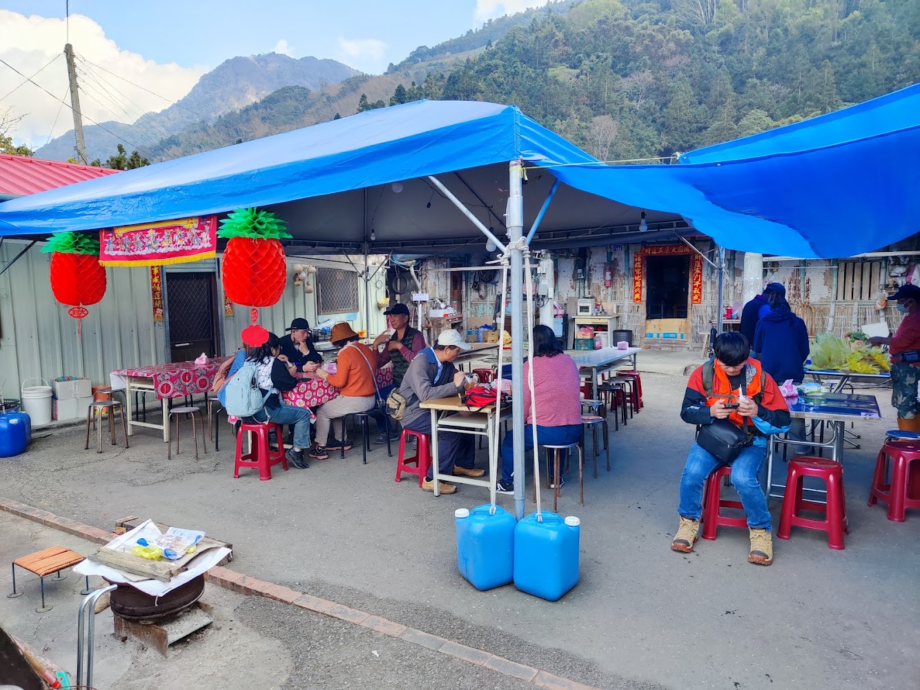 101葉家古厝戶外棚架座位與山景背景