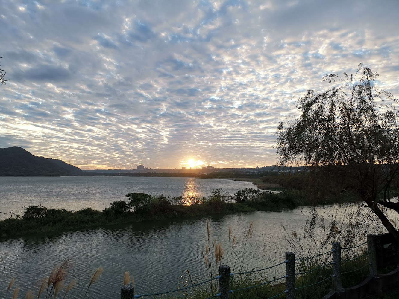 鶯歌山水步道公園河岸夕陽