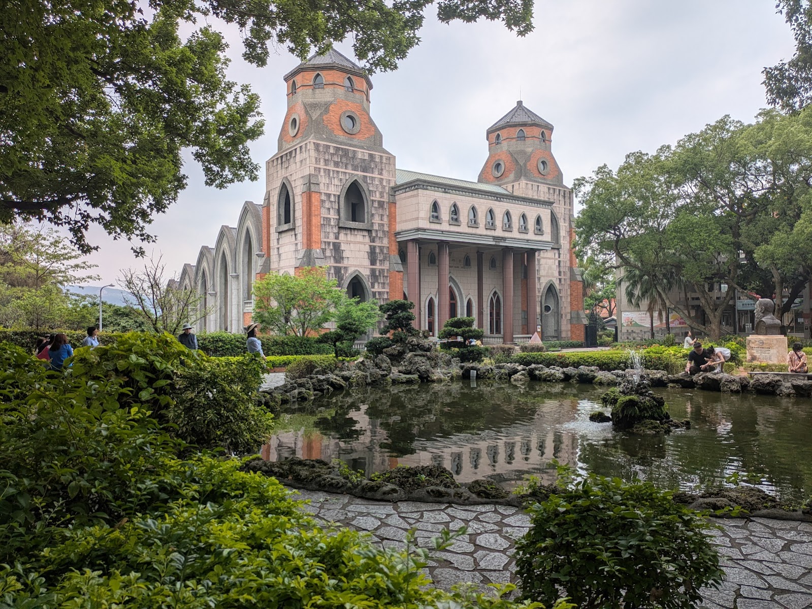 真理大學哥德式白色教堂水池倒影，百年歷史建築淡水景點