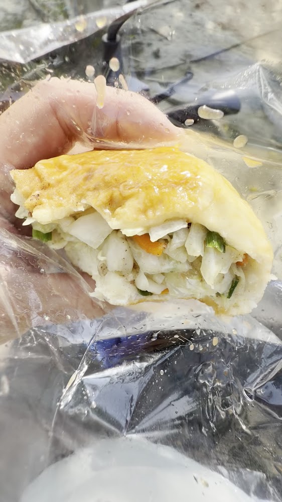 透明塑膠袋包裹的蔬菜餡餅外皮金黃酥脆