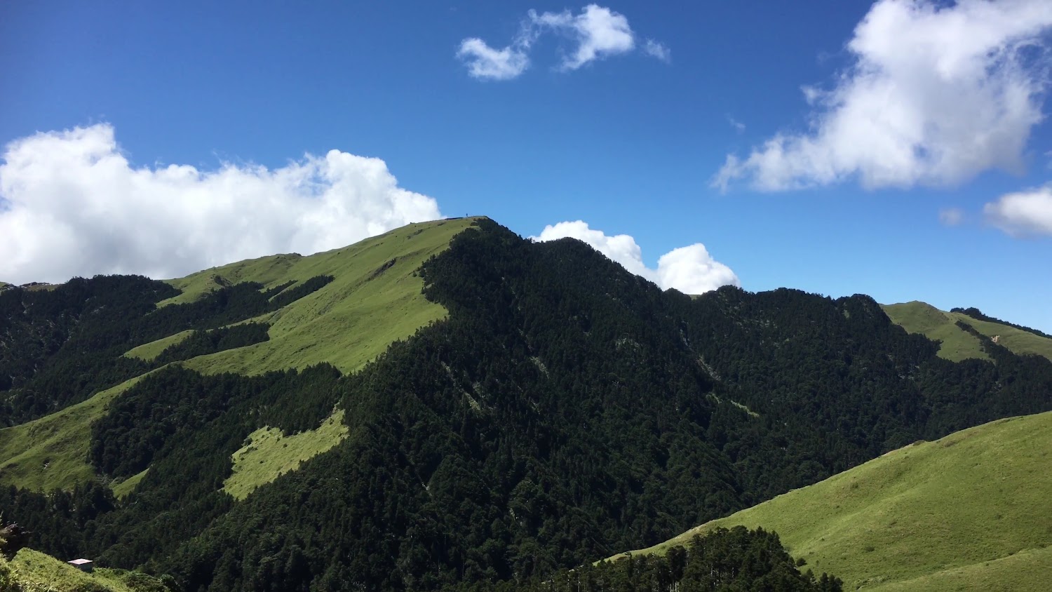 青翠山脈與藍天白雲