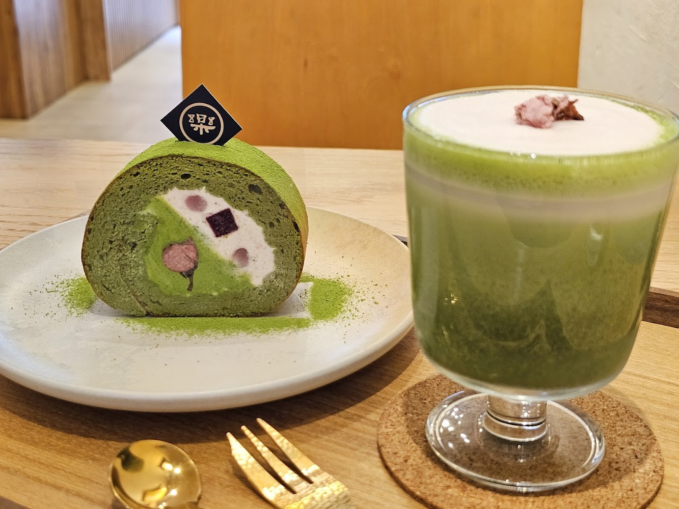 小樂堂抹茶生乳卷與抹茶拿鐵