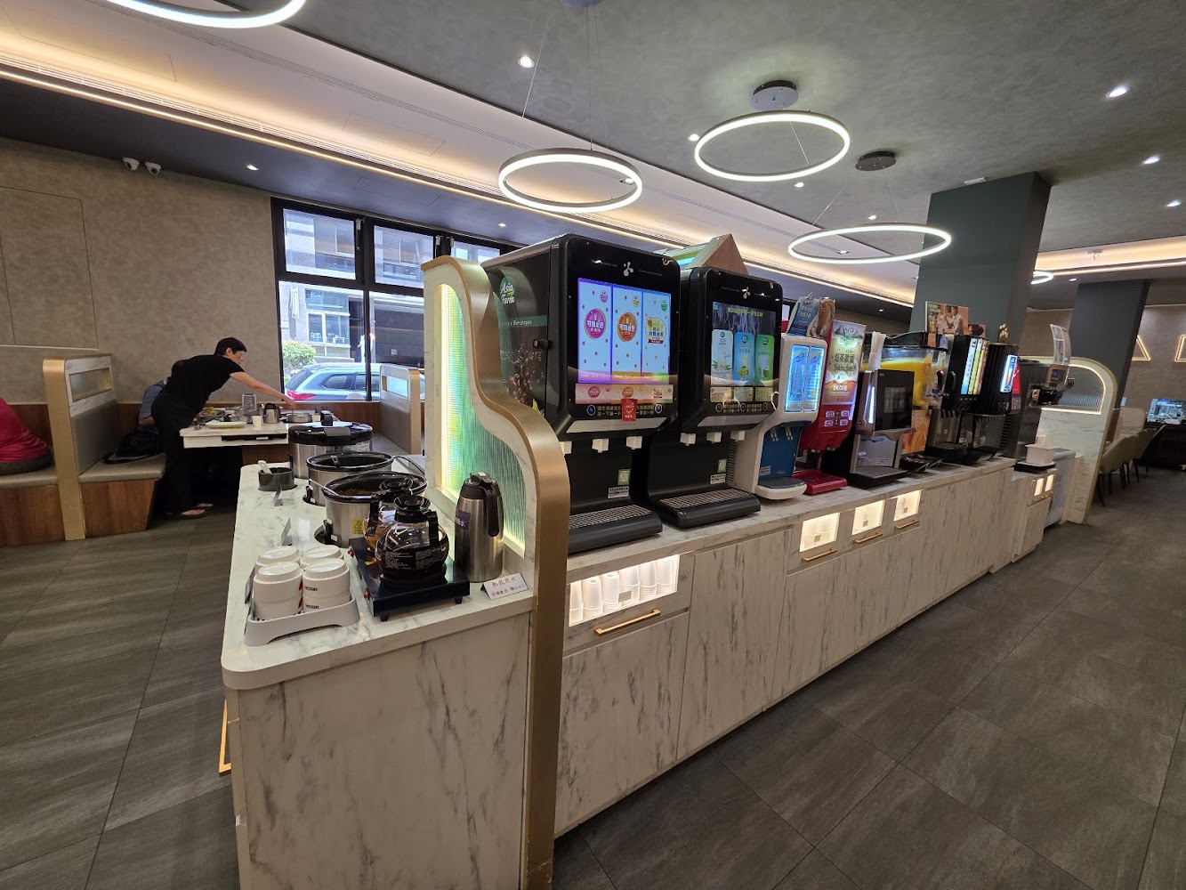 自助飲料區，提供多台飲料機、咖啡與杯具。