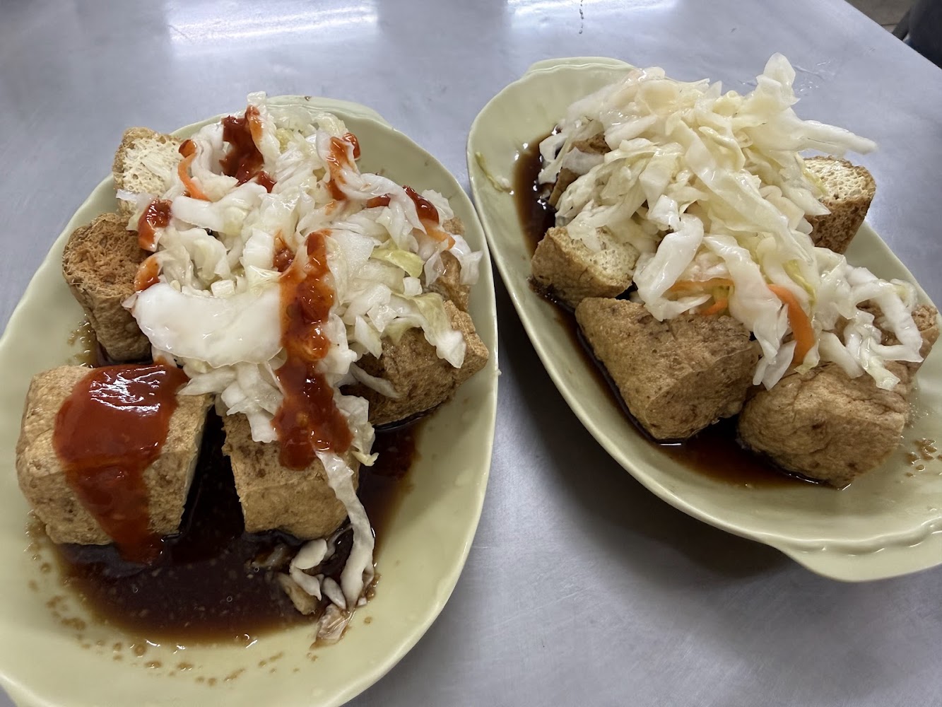 兩盤臭豆腐搭配泡菜與辣醬