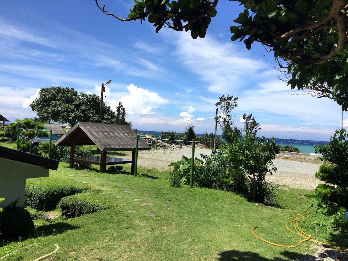 原鄉地下屋民宿庭院與海景氛圍