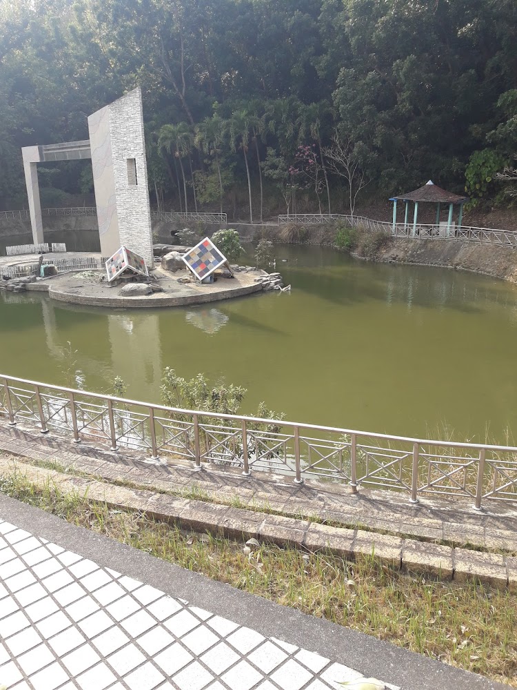 幻濂湖人工湖與彩色方塊藝術裝置