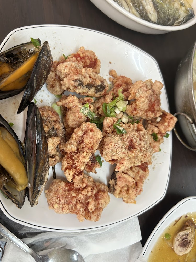 炸魚或炸雞塊搭配淡菜與湯品