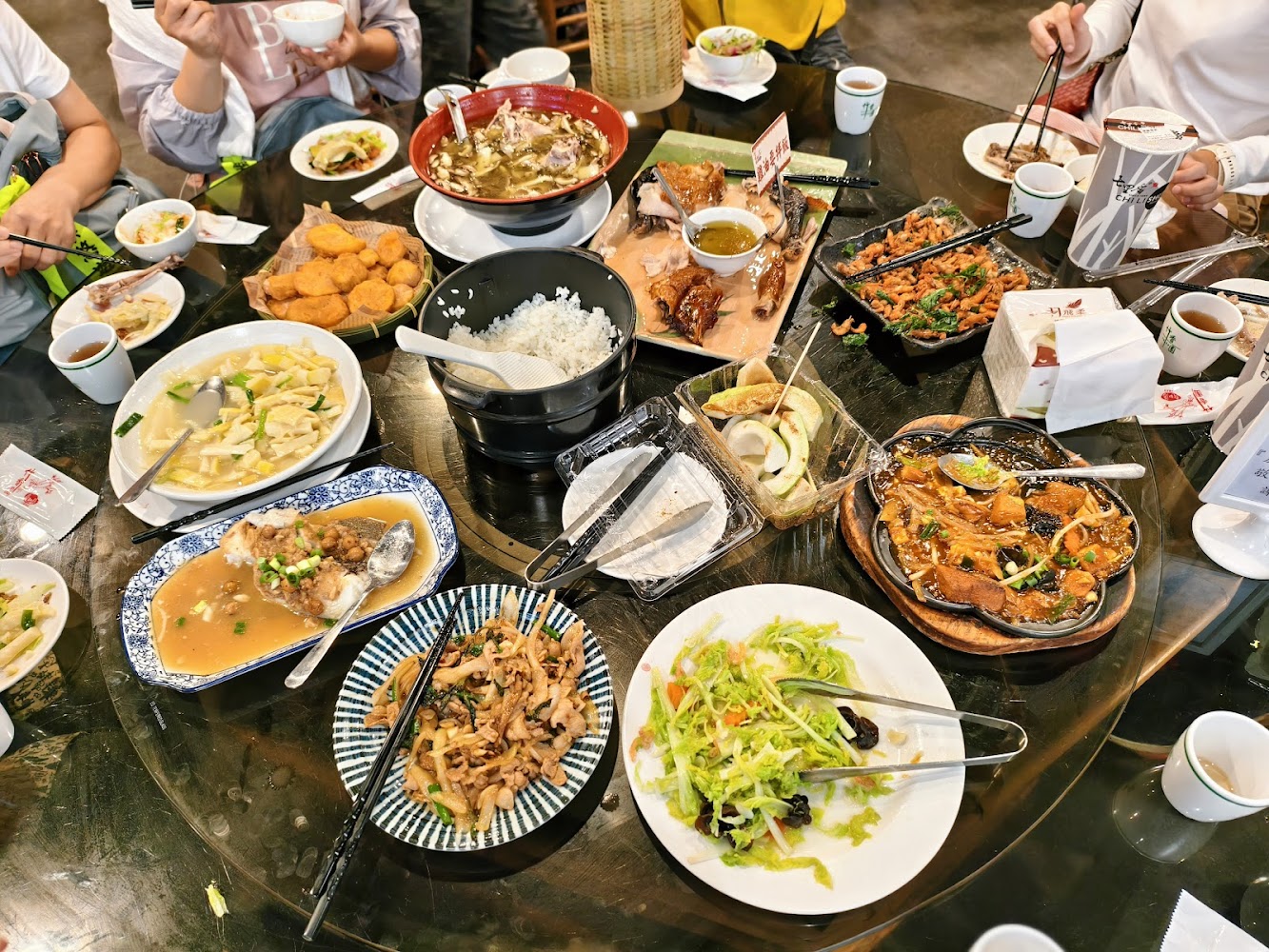 竹香園甕缸雞合菜滿桌,適合多人聚餐