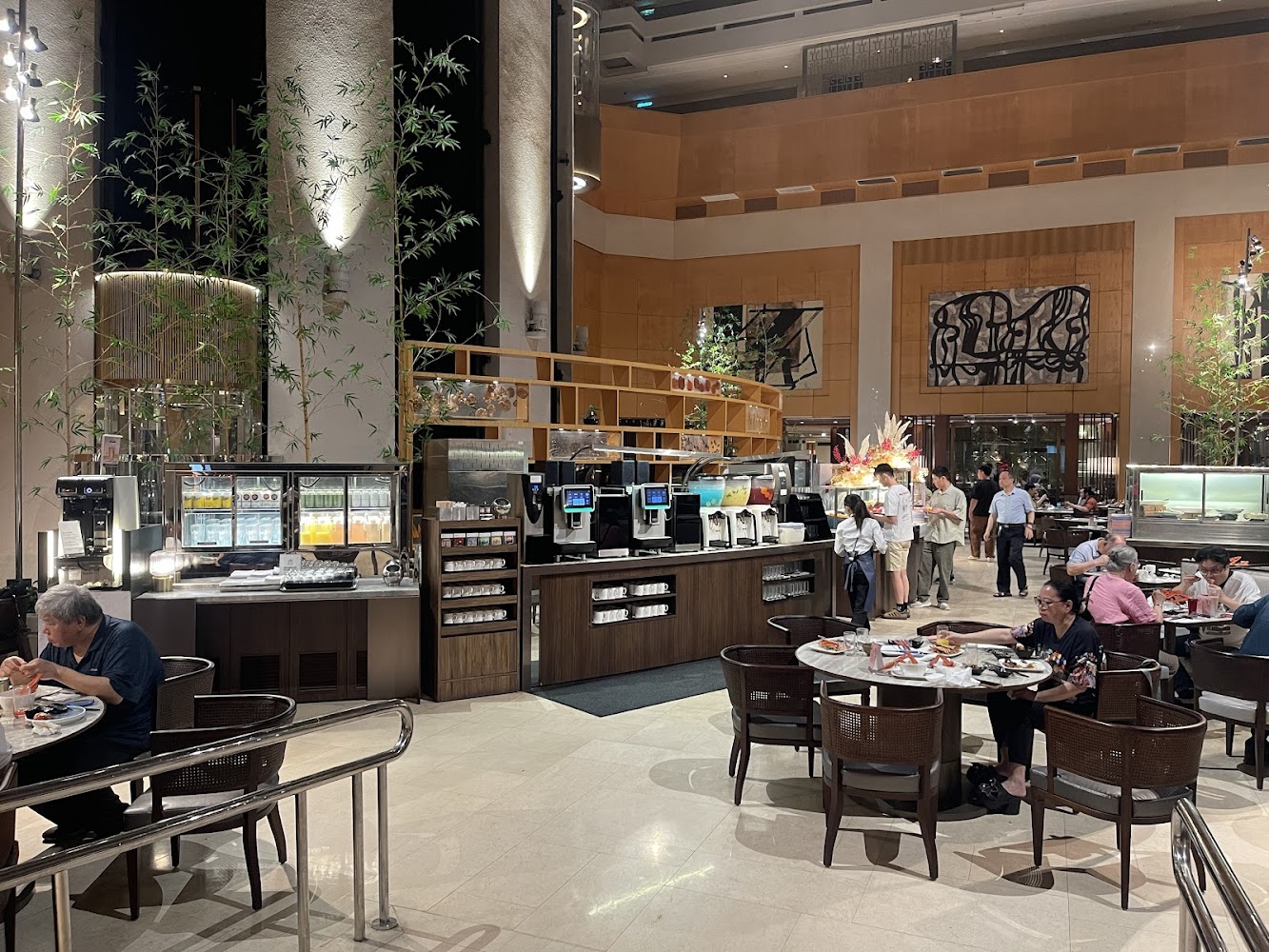 十二廚自助餐廳飲料吧台與用餐現場
