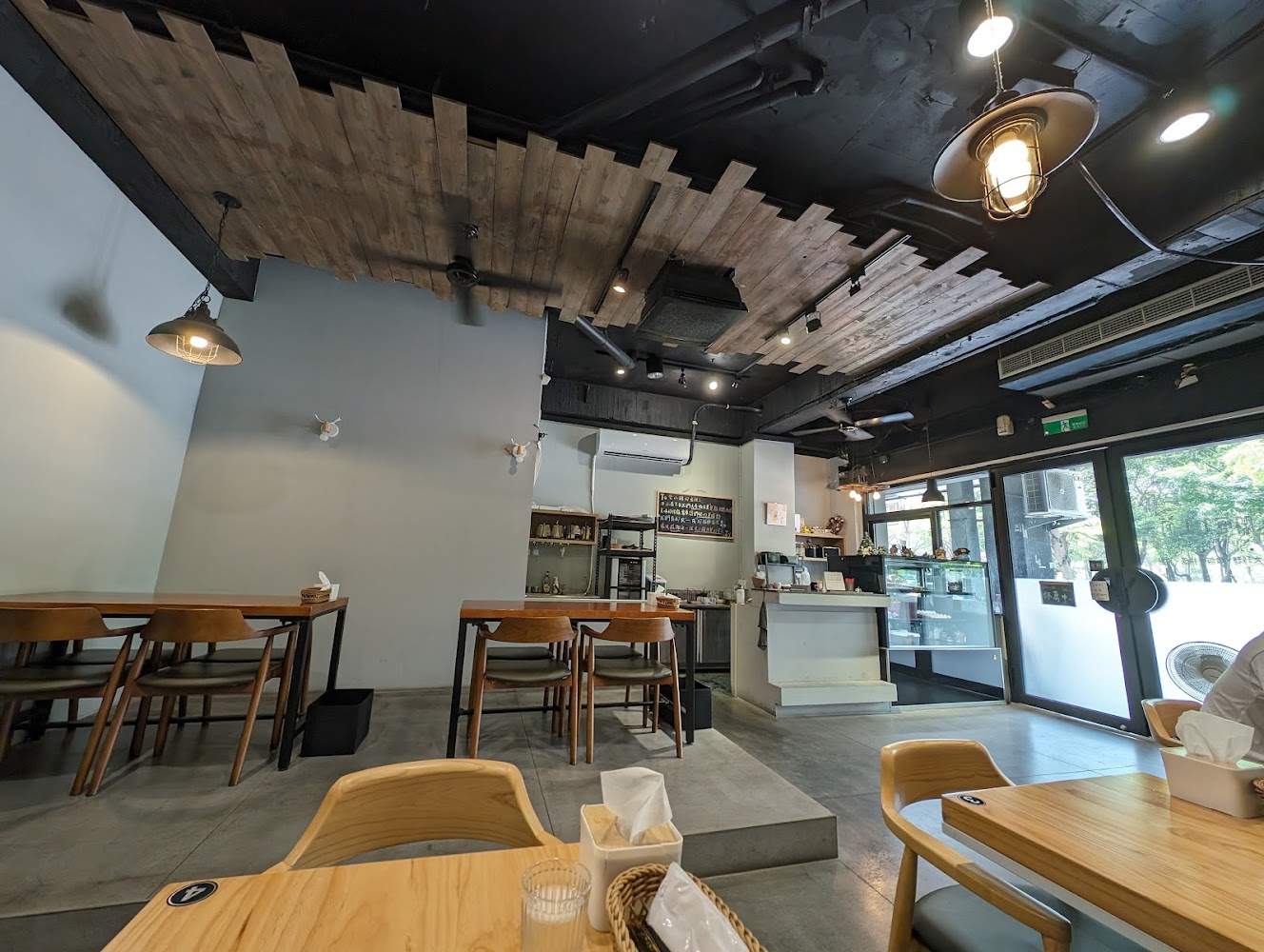 店內空間有木製桌椅、開放式櫃檯與溫馨工業風設計