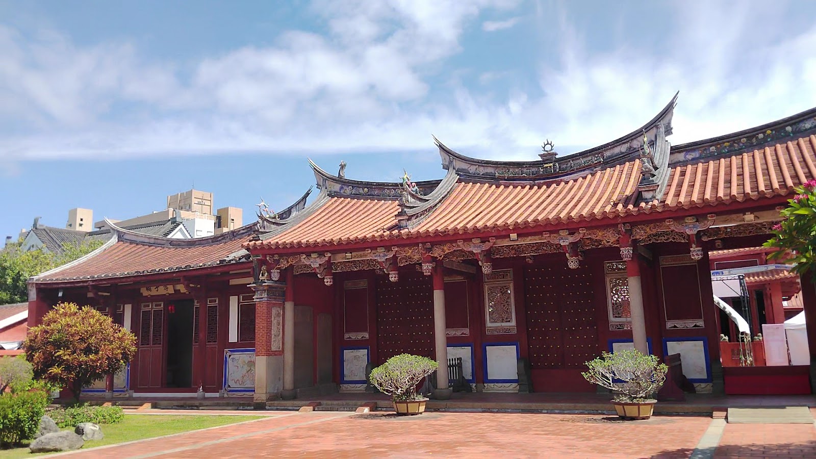 台南孔廟大成殿廊廡側面，木雕細工精美