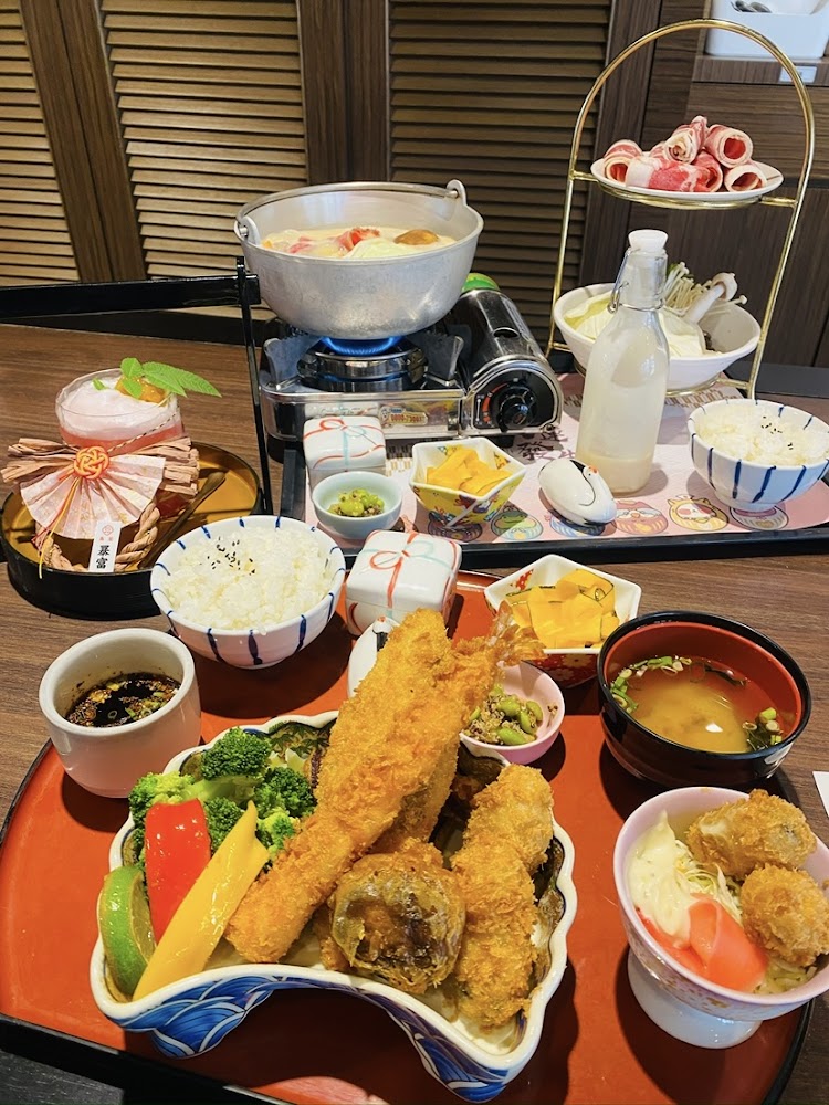日式定食與火鍋組合餐桌