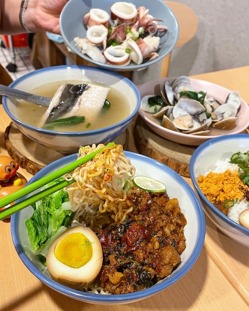 慢地多道台式料理與湯品擺滿桌