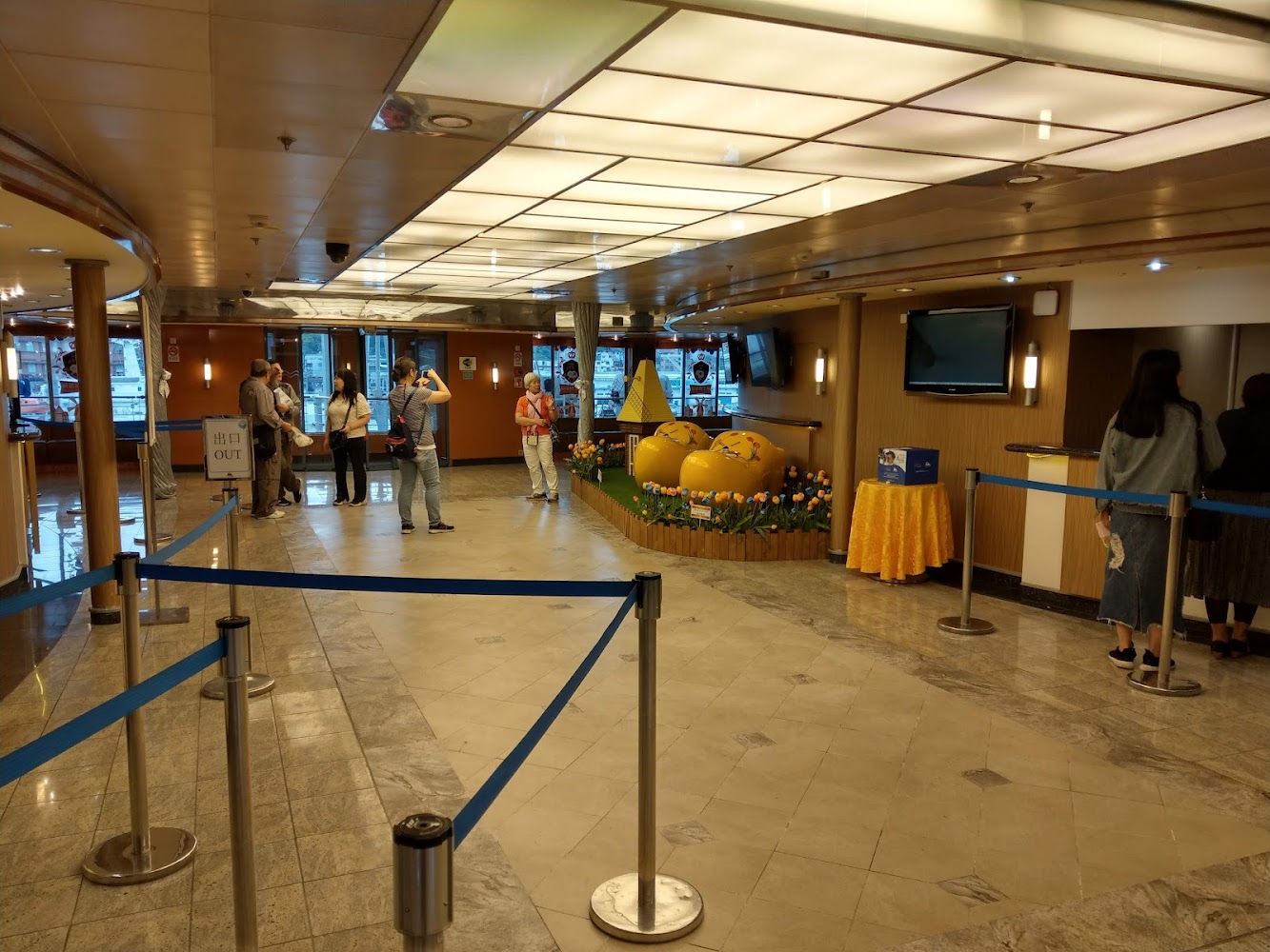 船艙內公共區域與旅客活動情形