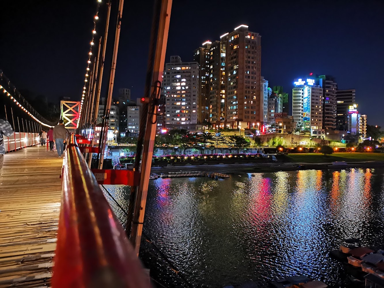 碧潭吊橋夜色與都市水岸風光