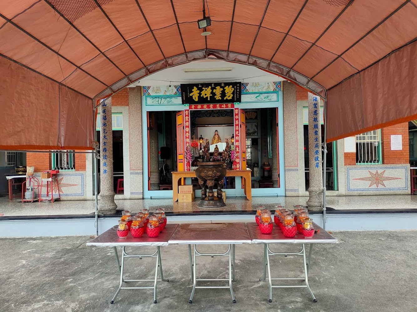 二水碧雲禪寺正面外觀與供桌