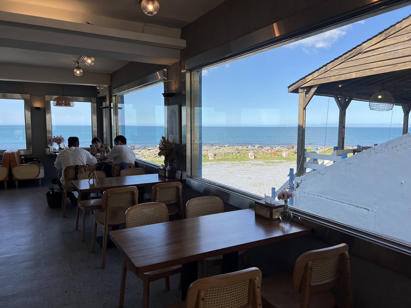 鹿野咖啡室內木桌椅與遠方海景