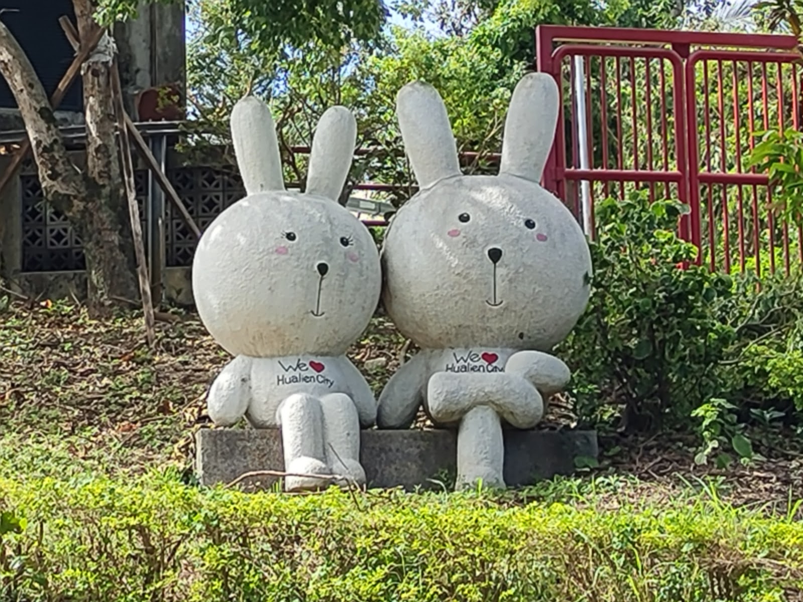 松園別館園區We love Hualien City白色兔子裝置藝術