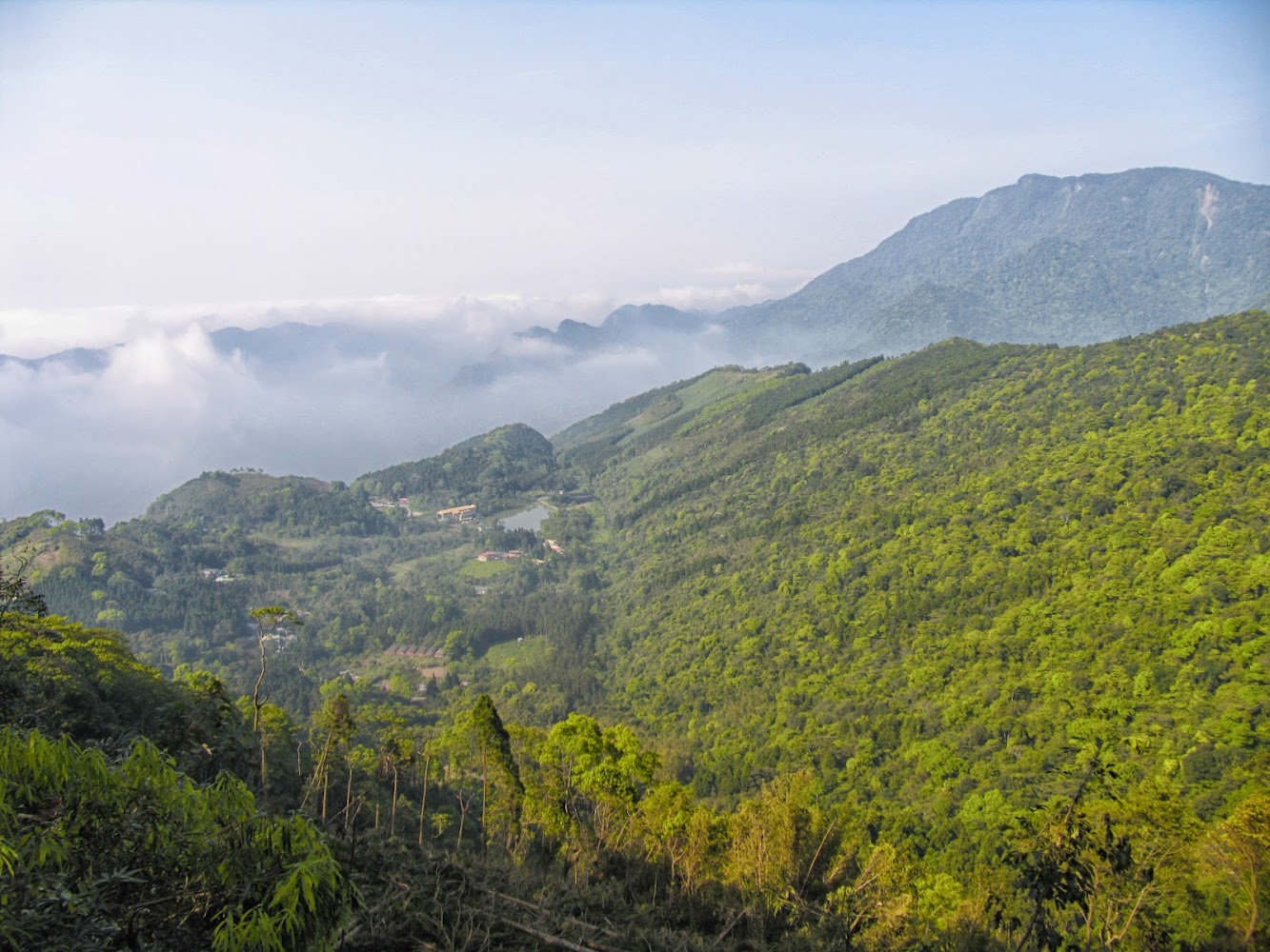 層層山巒與自然景觀