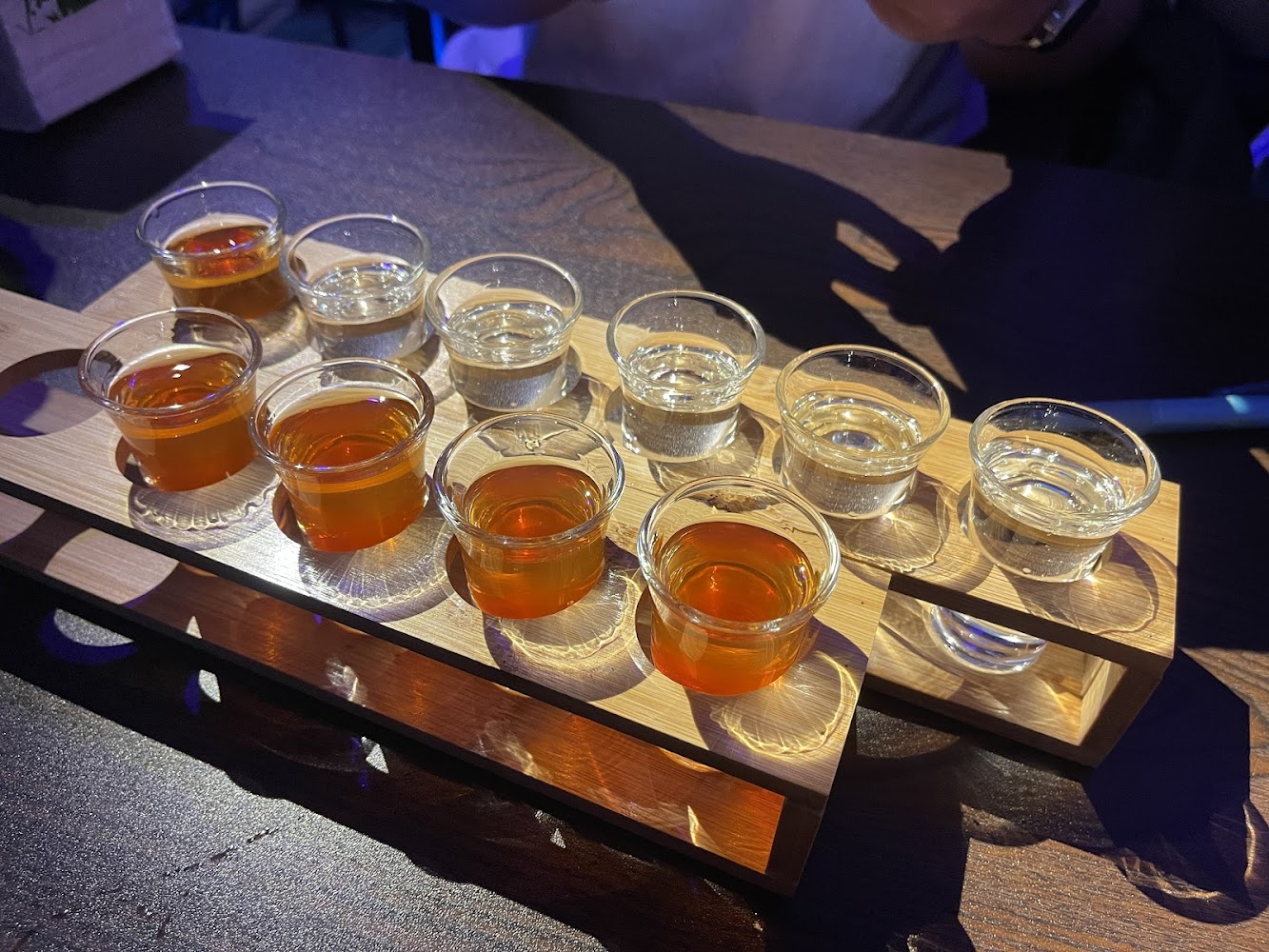 木質托盤上排列的小玻璃杯，適合品飲體驗