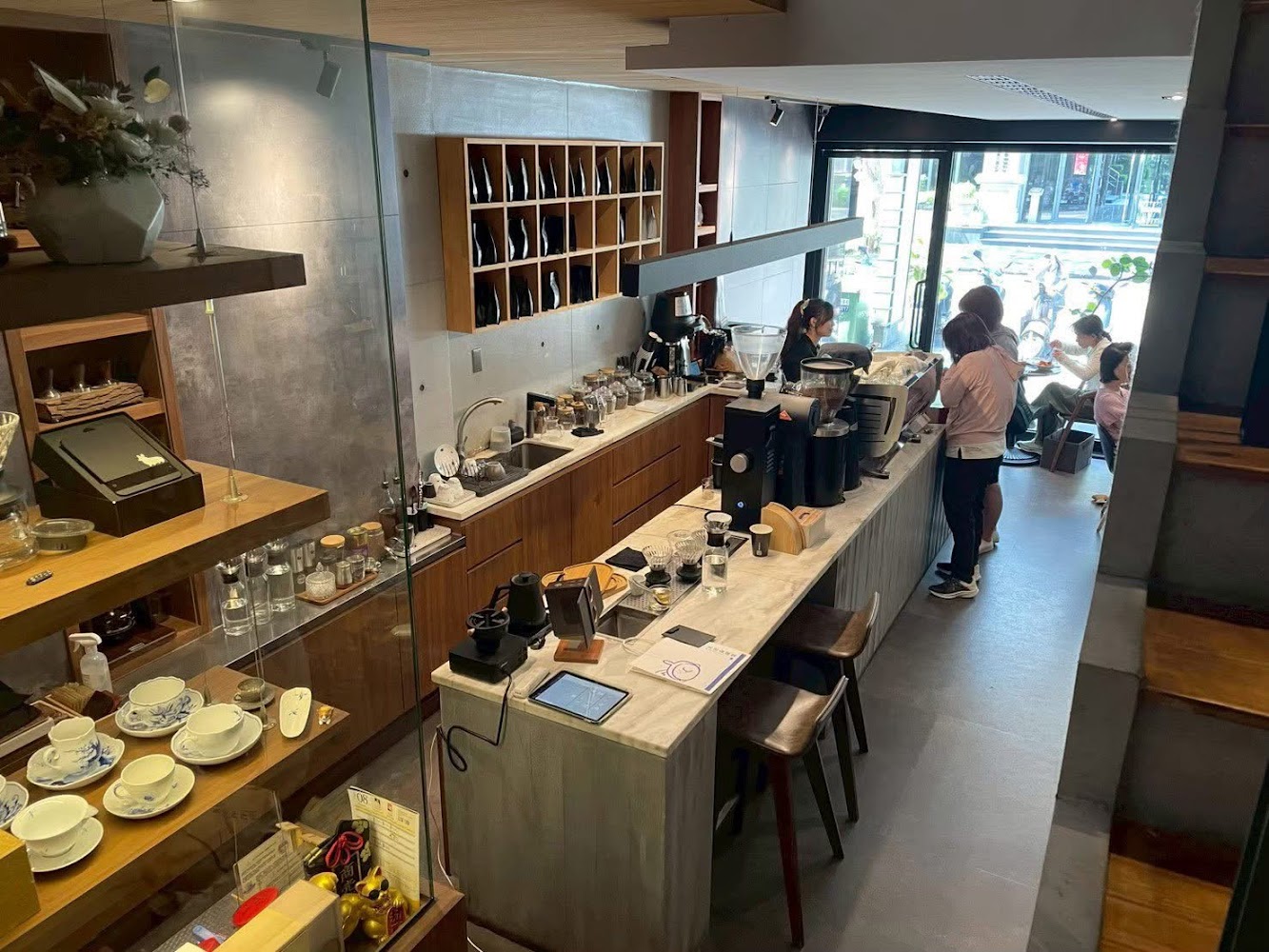 菁咖啡店內吧台與顧客用餐景象