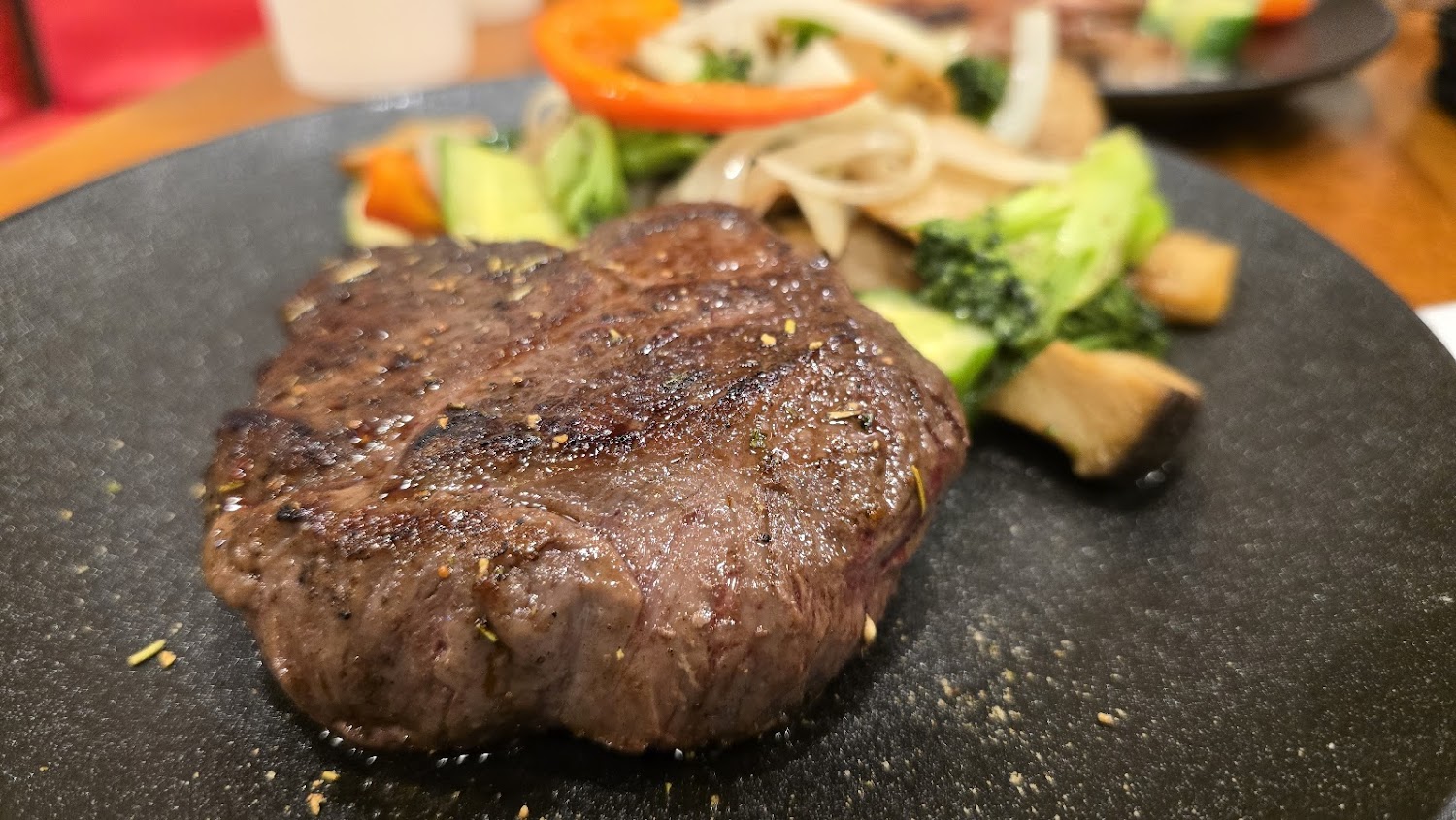 牛排與烤蔬菜