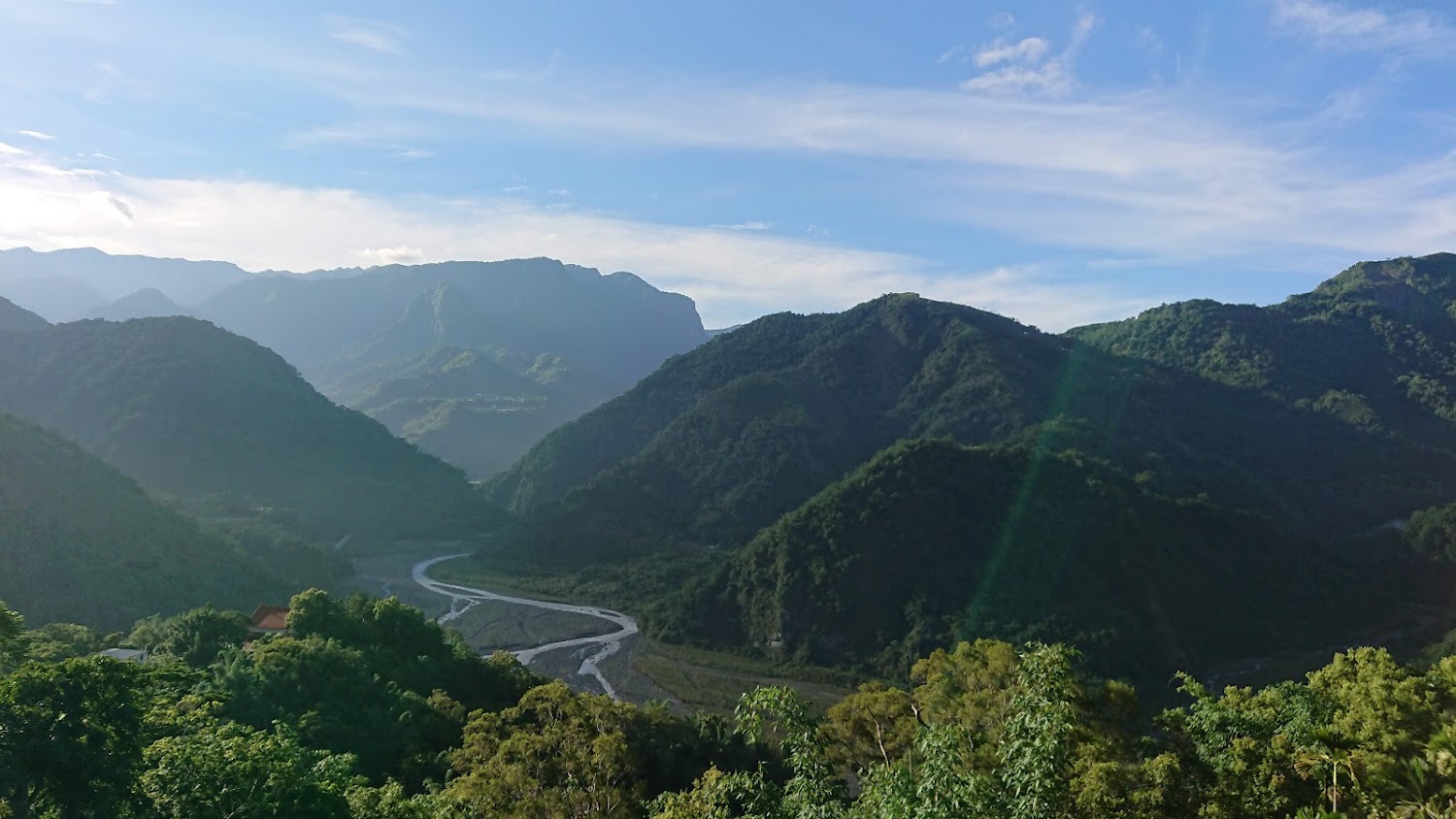 草嶺山谷河流與層疊群山景觀