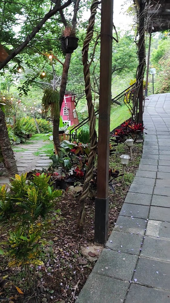 丸山咖啡庭園石板步道與紅色小屋