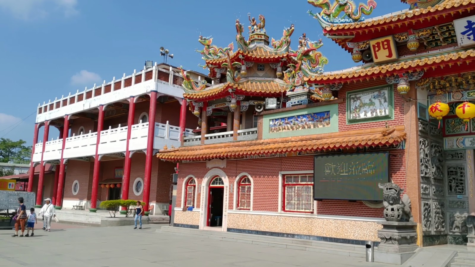 內門紫竹寺側面廊道，白欄杆紅柱，遊客散步