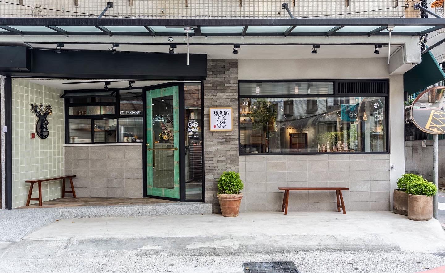 功夫豬私廚好麵店面外觀與門口長椅