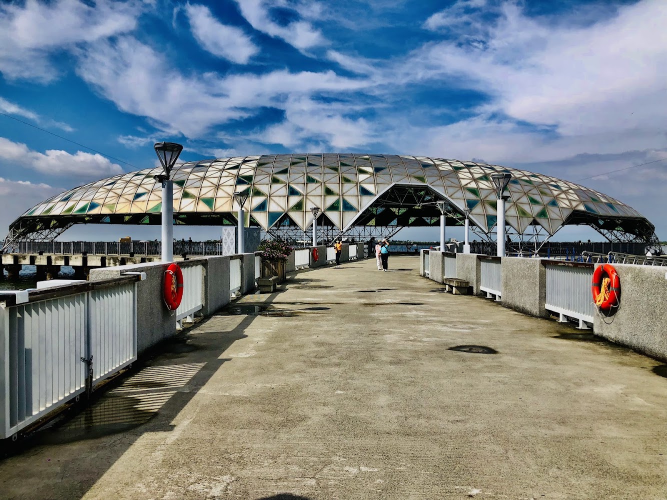 大鵬灣圓頂建築與濱海棧道景觀