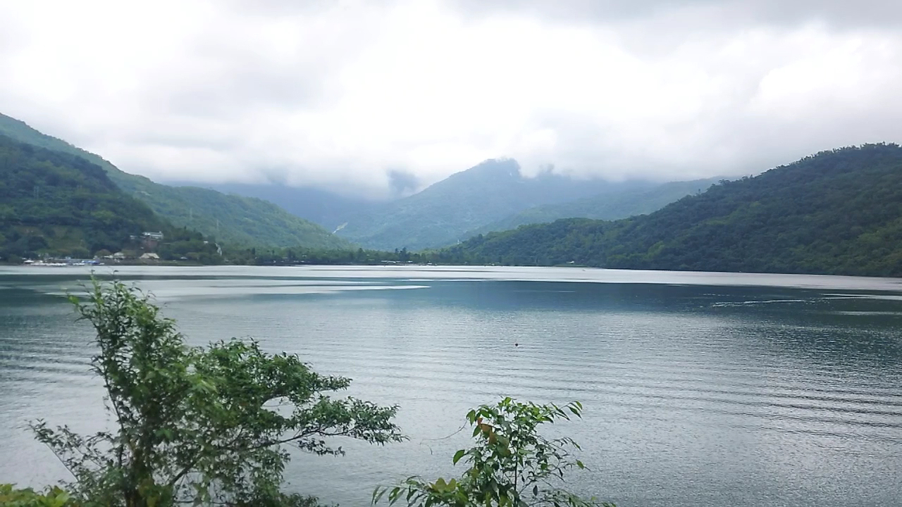 湖光山色與雲霧環繞的鯉魚潭遠景