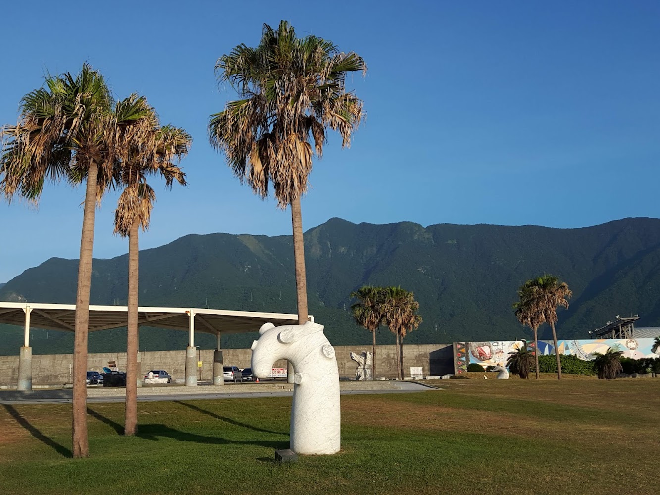 七星潭石雕公園的白色石雕與棕櫚樹