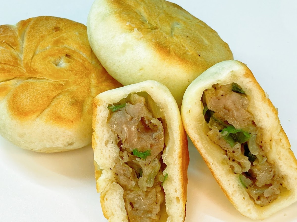 五結阿賢高麗菜餅剖面，飽滿蔬菜豬肉餡料清晰可見