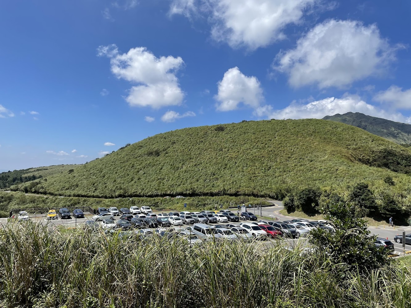 擎天崗停車場與後方綠色山丘