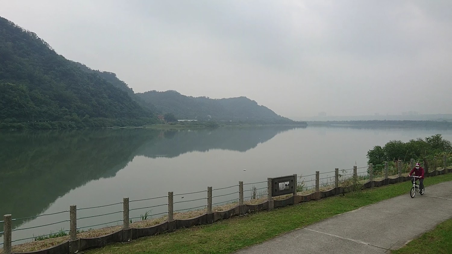 鶯歌山水步道湖景與自行車道