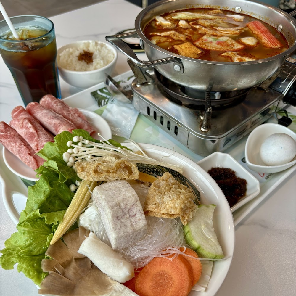 愛琴海岸海景渡假農場火鍋套餐，包含蔬菜盤、肉片、湯底、雞蛋、白飯與飲料。